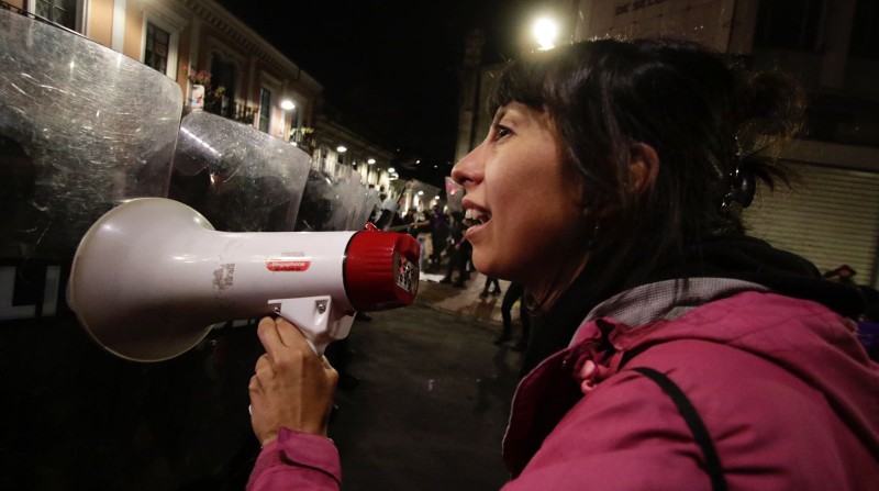 El cordón policial que reprimió a las mujeres con gas pimienta y toletes, en Quito, se ubicó en las calles Venezuela y Mejía. Foto: Carlos Noriega / EL COMERCIO.