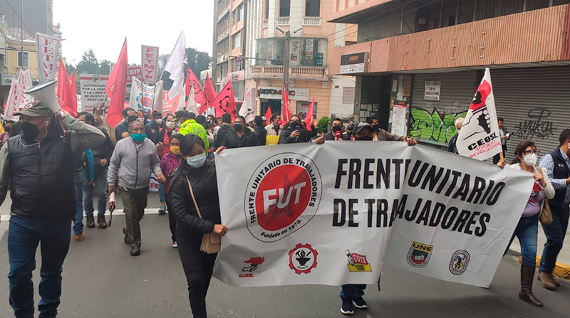 La marcha del FUT avanza en la avenida 10 de Agosto. Foto: EL COMERCIO