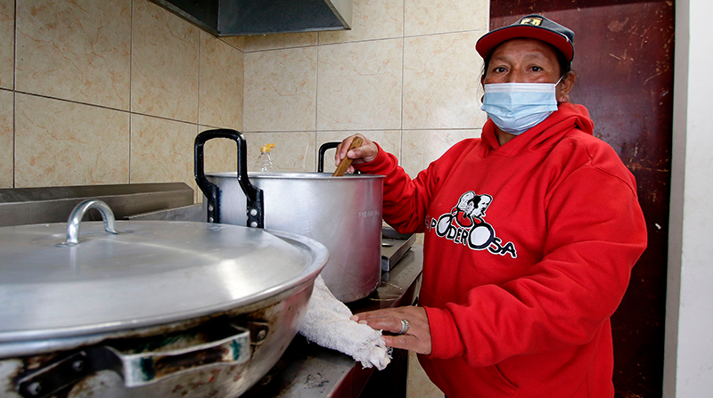 Mercedes Lagla dejó por un momento su trabajo para ser voluntaria en la cocina comunitaria, que se creó en la Comuna de Santa Clara de San Millán. Foto: Carlos Noriega / EL COMERCIO
