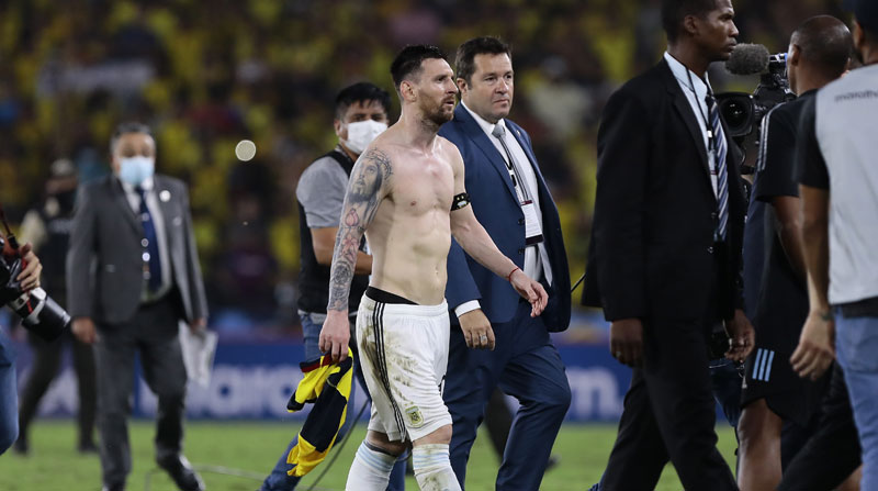 Lionel Messi deja la cancha tras el partido ante Ecuador en Guayaquil, el 29 de marzo del 2022. Foto: FEF
