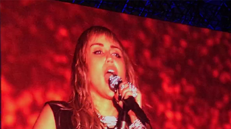 Miley Cyrus suspende su concierto por unos minutos para vomitar. Foto: Europa Press