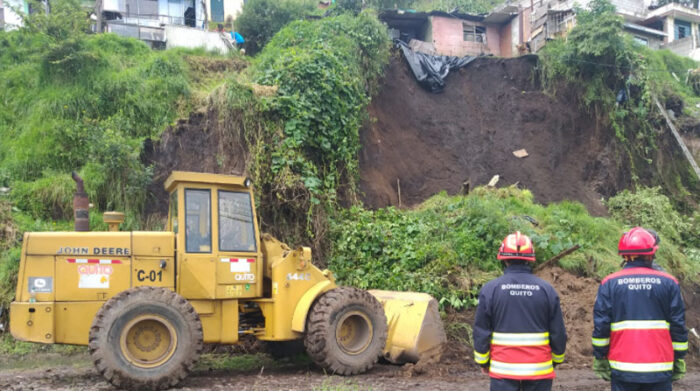 Los Bomberos controlaron el área donde se hizo la limpieza de los escombros, tras el deslizamiento. Foto: Bomberos Quito