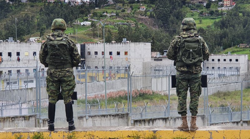 Policías de grupos especiales y militares custodiaban los exteriores de la cárcel de Turi, en Cuenca en 2021. Foto: Archivo / El Comercio