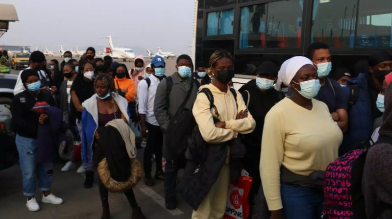 Grupo de ciudadanos nigerianos a su llegada a Abuja tras ser evacuados de Ucrania. Foto: Xinhua News