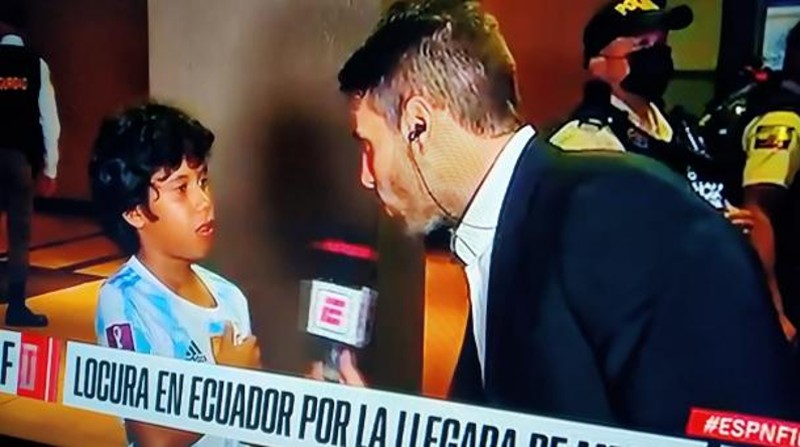 Niño se metió al hotel de concentración de Argentina en Guayaquil. Foto: Captura