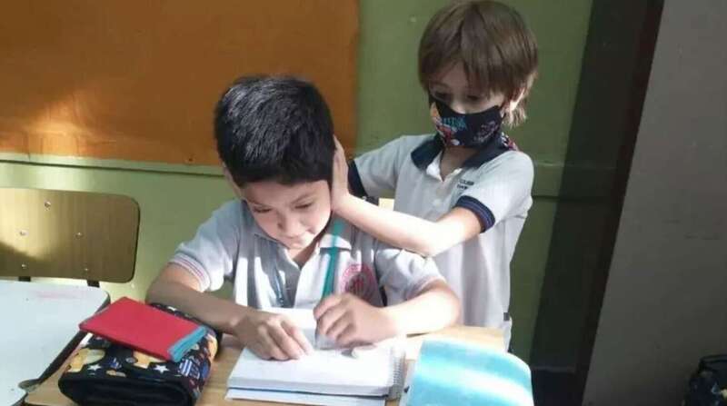 Jerónimo ayudó a su compañero con Asperger del Colegio Don Bosco de San juan. Foto: captura de pantalla