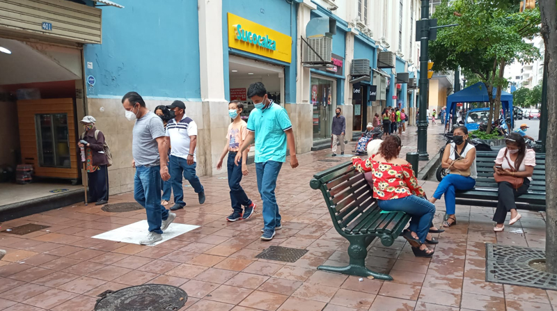 La afluencia de público era la habitual de un sábado, ayer en el centro de Guayaquil. Foto: EL COMERCIO
