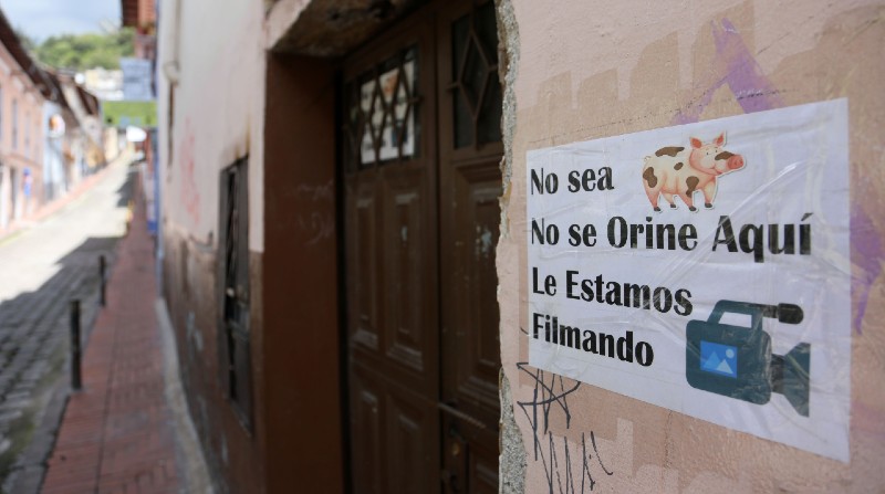 Los vecinos intentan disuadir a quienes usan las paredes y calles del Centro como urinarios públicos. Foto: Archivo / El Comercio