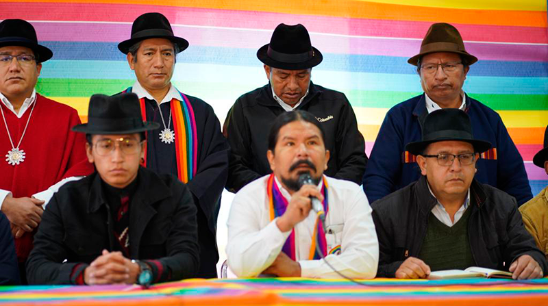 Marlon Santi (centro) durante la rueda de prensa para hablar sobre las amnistías. Foto: Cortesía Pachakutik