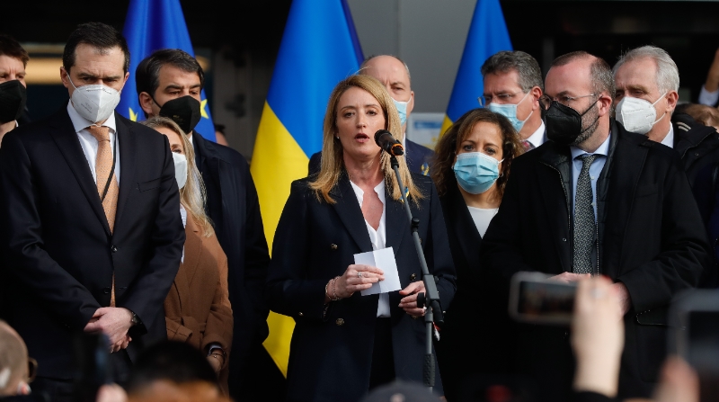 La presidenta del Parlamento Europeo, Roberta Metsola (C), da un discurso fuera del edificio del Parlamento Europeo frente a miembros del Parlamento Europeo (MEP) y de la Comunidad ucraniana para mostrar la UE apoyo a Ucrania, en Bruselas, Bélgica, este 1 de marzo de 2022. Foto: EFE