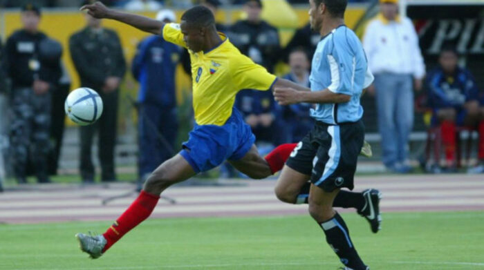 Félix Borja maneja el balón en el juego contra Uruguay, que clasificó a Ecuador a Alemania 2006. Foto: Archivo/ EL COMERCIO