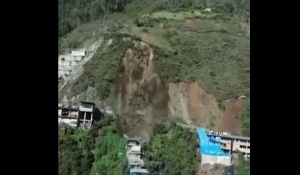 El deslizamiento de tierra sepultó entre 60 y 80 casas. Foto: Captura de pantalla