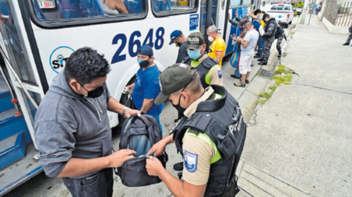 En la provincia del Guayas se ejecutan periódicamente operativos para controlar la incidencia de delitos en vías y en espacios públicos. Foto: EL COMERCIO