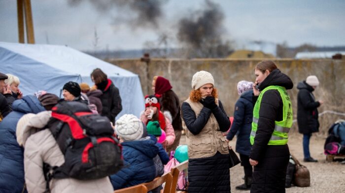 Una mujer con un niño que huye de Ucrania llega al centro de recepción cerca de la aldea de Palanca, a unos tres kilómetros de la frontera entre Moldavia y Ucrania, Moldavia, este 13 de marzo de 2022. Foto: EFE