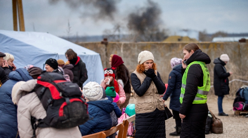 Una mujer con un niño que huye de Ucrania llega al centro de recepción cerca de la aldea de Palanca, a unos tres kilómetros de la frontera entre Moldavia y Ucrania, Moldavia, este 13 de marzo de 2022. Foto: EFE