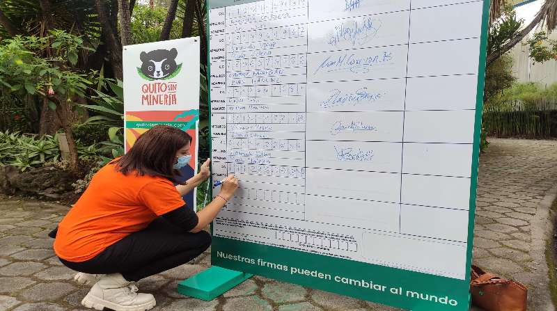 En el Jardín Botánico se realizó el lanzamiento de la campaña para la recolección de firmas para la prohibición de la minería ilegal. Foto: Ivonne Mantilla El COMERCIO