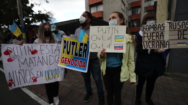 Decenas de activistas y residentes ucranianos se manifiestan en las afueras de la embajada de Rusia en Quito (Ecuador). Foto: EFE / José Jácome
