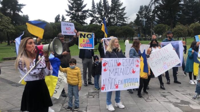 Ciudadanos ecuatorianos y ucranianos residentes en Ecuador, autoconvocados por redes sociales, protestan en contra de la invasión rusa a Ucrania en el boulevard de la av. Naciones Unidas. Foto: Diego Pallero / El Comercio