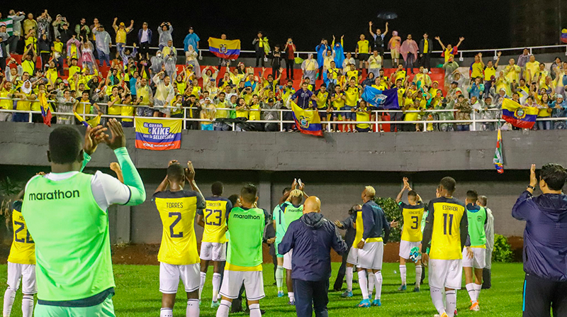 Los jugadores de La Tri agradecieron a los hinchas que los acompañaron en el estadio. Foto: Twitter @LaTri