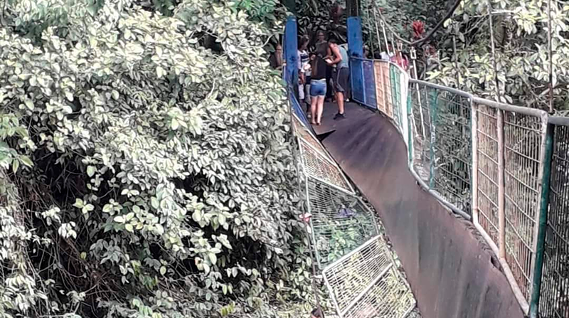 Al menos 8 personas cayeron a un río cuando el puente colgante, en el paseo turístico de barrio Obrero en Puyo, se rompió. Foto: Cortesía