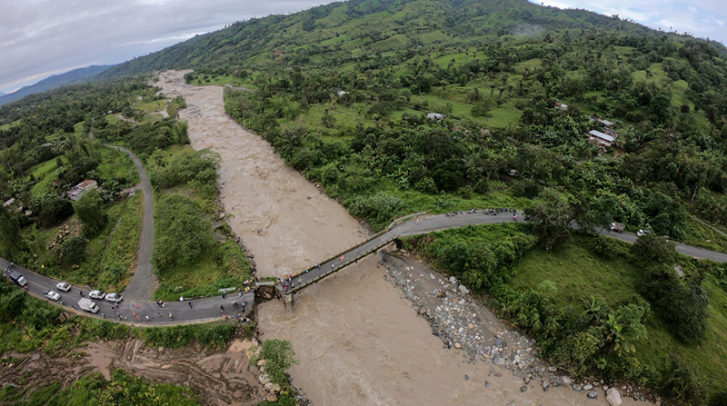 Las lluvias afectaron el puente en Pucayacu. Foto: Enrique Pesantes / EL COMERCIO