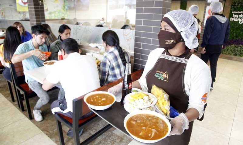 En restaurantes del sur de Quito se mantienen restricciones de aforo, por ejemplo, en el 80% de capacidad. Foto: Patricio Terán / EL COMERCIO