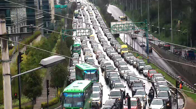 Tráfico vehicular en el Redondel del Ciclista este jueves 17 de marzo. Foto: ECU 911 Quito