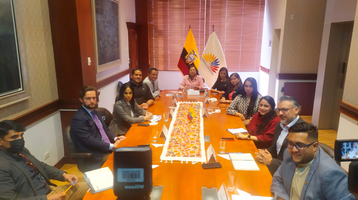 Guadalupe Llori en reunión con los líderes de la bancadas legislativas. Foto: Cortesía