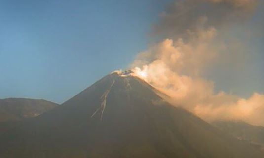 Imagen del volcán El Reventador la mañana de este miércoles 9 de marzo. Foto: Instituto Geofísico