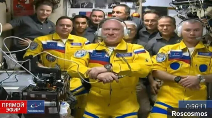 Un grupo de cosmonautas rusos llegó a la Estación Espacial Internacional con trajes de color amarillo y franjas azules. Foto: Captura