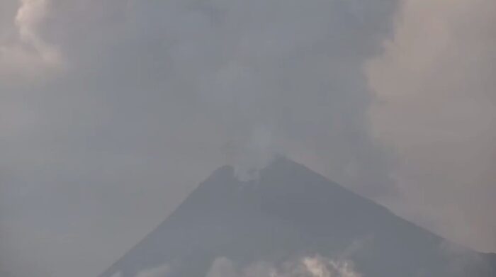 A través de las cámaras de videovigilancia del ECU 911 se observa la emanación de material volcánico en el volcán Sangay. Foto: ECU 911