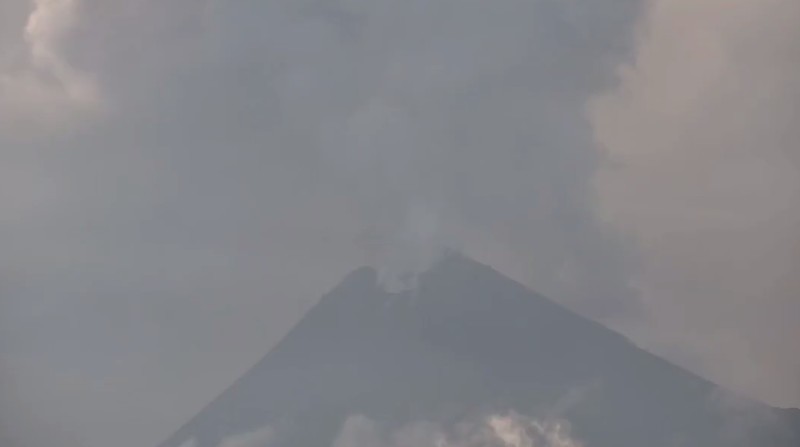 A través de las cámaras de videovigilancia del ECU 911 se observa la emanación de material volcánico en el volcán Sangay. Foto: ECU 911