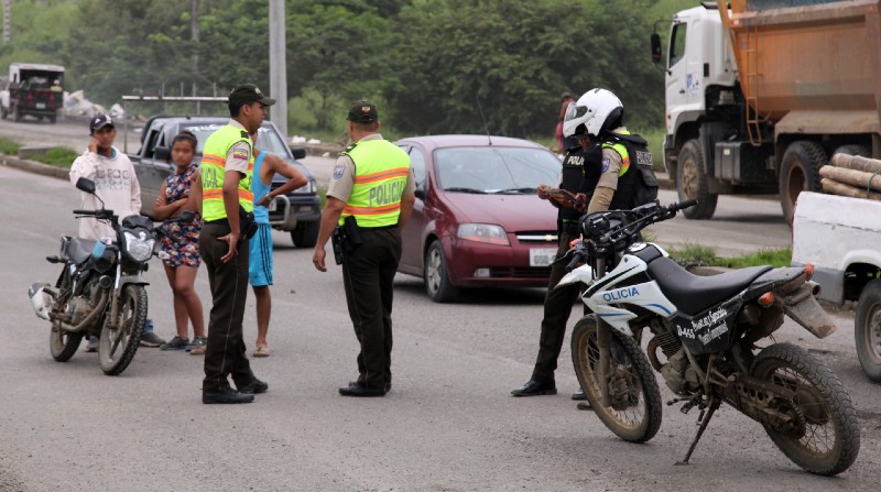 La Policía realiza constantes operativos de control de armas a personas que se movilizan en automóviles y motocicletas. En la foto: Monte Sinaí, en Guayaquil. Foto: Archivo / El Comercio