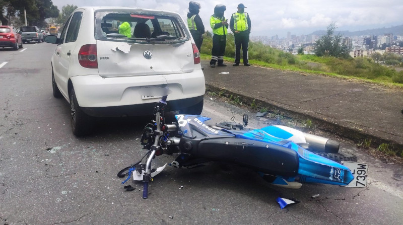 En el accidente de tránsito entre un vehículo y una motocicleta dos personas resultaron heridas, en el centro de la capital. Foto: Ivonne Mantilla / EL COMERCIO