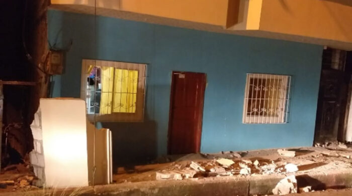 Hubo viviendas desplomadas y pedazos de estructuras que se desprendieron en casa en Esmeraldas, debido al sismo de 6.0 en Esmeraldas. Foto: Grupo de trabajo del COE Cantonal Esmeraldas