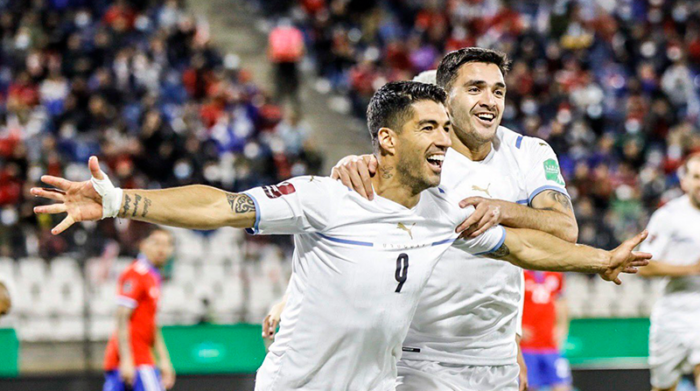 Luis Suárez celebra el primer gol ante Chile. Foto: Twitter @Uruguay
