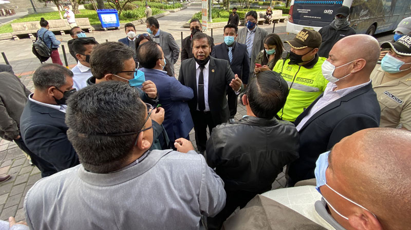 El diálogo entre los dirigentes de los taxistas y el alcalde, Santiago Guarderas, se lleva a cabo después de cuatro días de movilización. Foto Patricio Terán/ EL COMERCIO