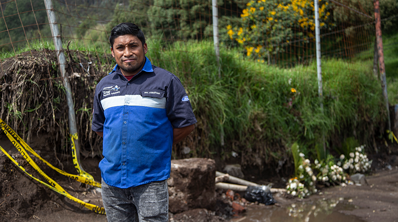 Jonathan Tituaña tiene una mecánica en La Comuna, desde hace 12 años, y es conocido por muchos moradores de la zona afectada por el aluvión. Foto: Diego Pallero / EL COMERCIO
