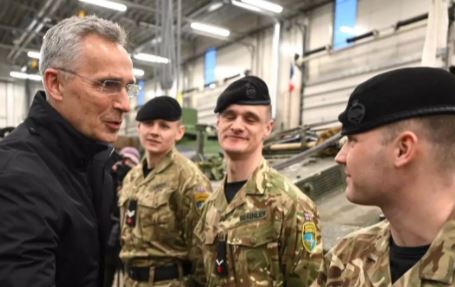 El secretario general de la OTAN, Jens Stoltenberg, saluda a un grupo de soldados en una base militar en Tallín. Foto: Europa Press