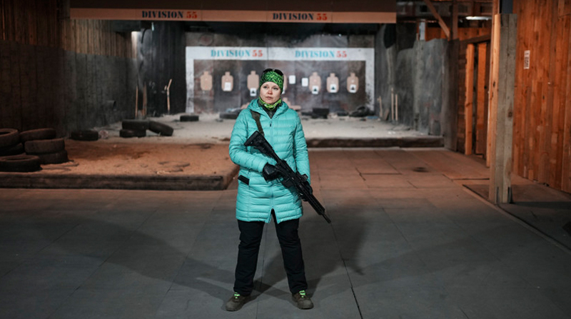 Una mujer ucraniana durante un entrenamiento de tiro en la base militar situada en el pueblo portuario de Burlacha Barlka, a unos 20 kilómetros de Odesa. Foto: EFE