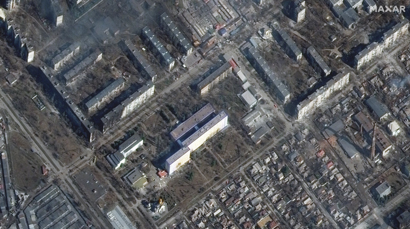 Imagen de satélite facilitada el lunes por Maxar Technologies, en la que se aprecia una columna de humo en Mariupol, Ucrania. Foto: EFE
