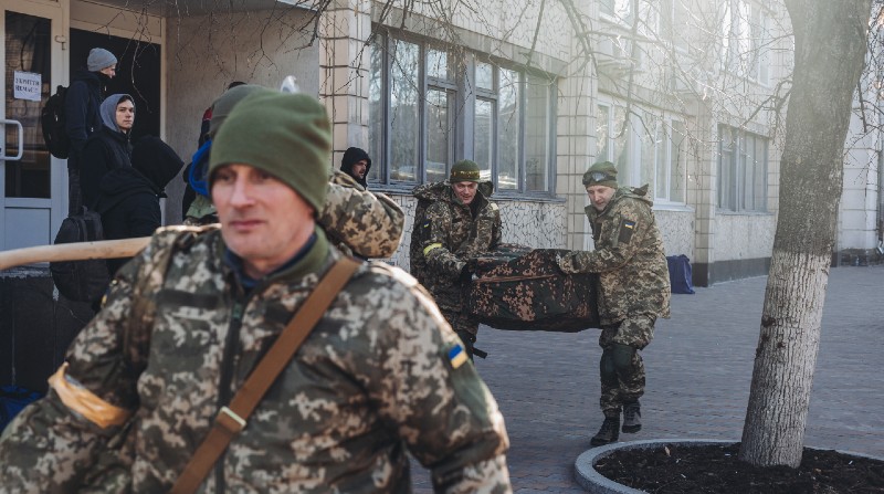 Desde el inicio del asalto del ejército ruso a Kiev, los ciudadanos ucranianos se protegen en refugios antiaéreos y muchos soldados y voluntarios recorren las calles de la ciudad. Foto: Diego Herrera / Europa Press