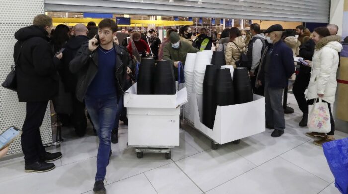 Ciudadanos rusos compran muebles y artículos para el hogar en la empresa Ikea, que anunció su cierre en San Petersburgo, Rusia. Foto: EFE / Anatoly Maltsev