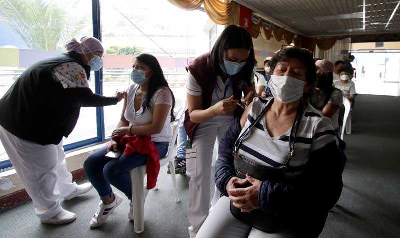 En Ecuador se vacuna contra el covid-19 a toda la población desde los tres años. Foto: Carlos Noriega / EL COMERCIO