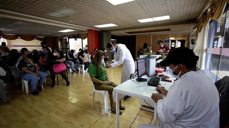 En Quito y Guayaquil estarán abiertos centros de salud y puntos masivos de vacunación durante este sábado 23 y domingo 24 de julio del 2022. Foto: Carlos Noriega / EL COMERCIO.