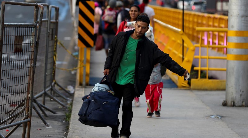 Un migrante venezolano en su llegada al puente de Rumichaca, en la frontera de Ecuador con Colombia. Foto: Archivo EFE / José Jácome