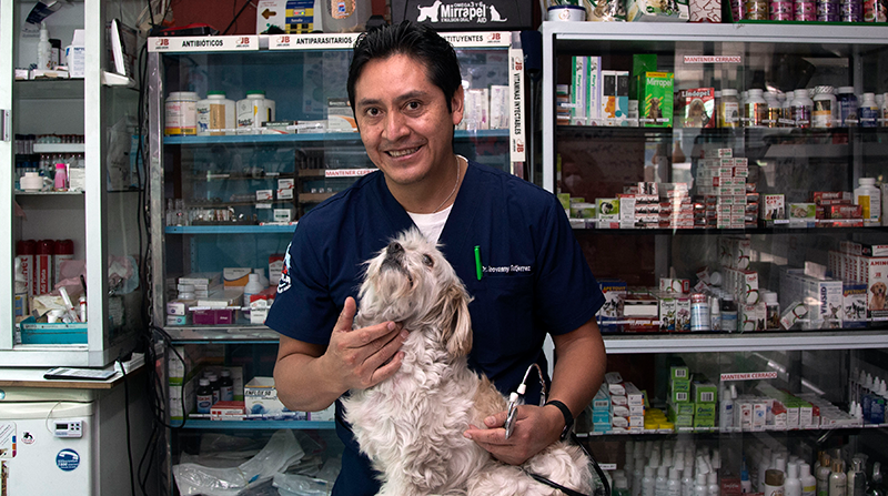 El veterinario Geovanny Gutiérrez en su clínica Mundo Animal, sur de Quito, donde atiende a mascotas y ayuda a animales que se encuentran en la calle. Foto: Carlos Noriega / EL COMERCIO