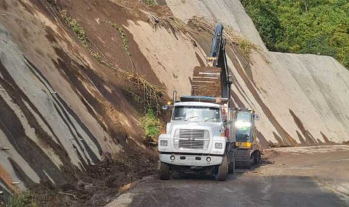 La lluvia provocó varios deslizamientos pequeños en la vía Calacalí – Río Blanco. Foto: Twitter Prefectura de Pichincha