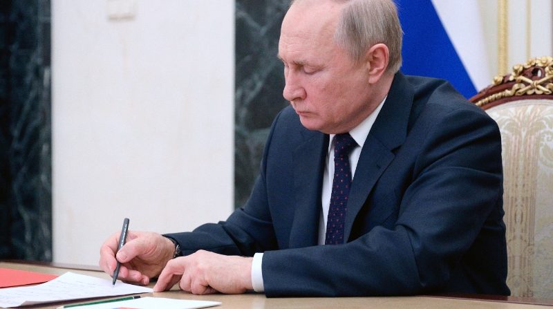 Según el Ministerio de Exteriores de Rusia, ese país también está preparando sus propias sanciones "que no pueden ser estrictamente simétricas". En la foto el presidente ruso, Vladimir Putin este 11 de marzo de 2022. EFE / Kremlin Pool