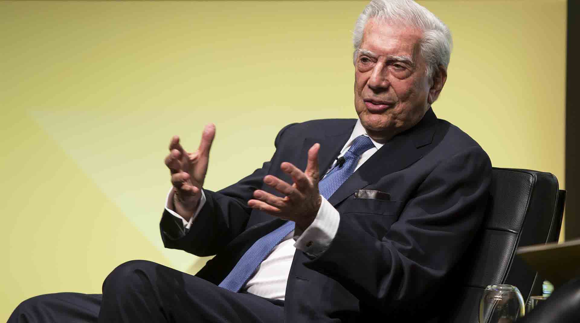 Fuentes cercanas a la editorial del escritor Mario Vargas Llosa confirmaron que su estado de salud es estable tras confirmarse que dio positivo para covid-19. Foto: EFE